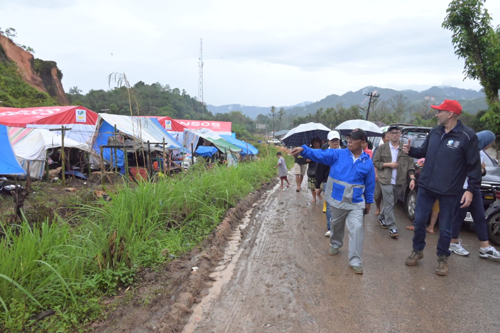 Bupati Tapteng Terima 12.000 Botol Air Mineral Bantuan Danone Indonesia Bupati Tapteng Terima 12.000 Botol Air Mineral Bantuan Danone Indonesia