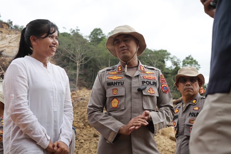 Brigadir Mei Indah Naibaho Selamatkan Seorang Ibu Bersama 2 Balita Saat Bencana Longsor di Tapteng Brigadir Mei Indah Naibaho Selamatkan Seorang Ibu Bersama 2 Balita Saat Bencana Longsor di Tapteng