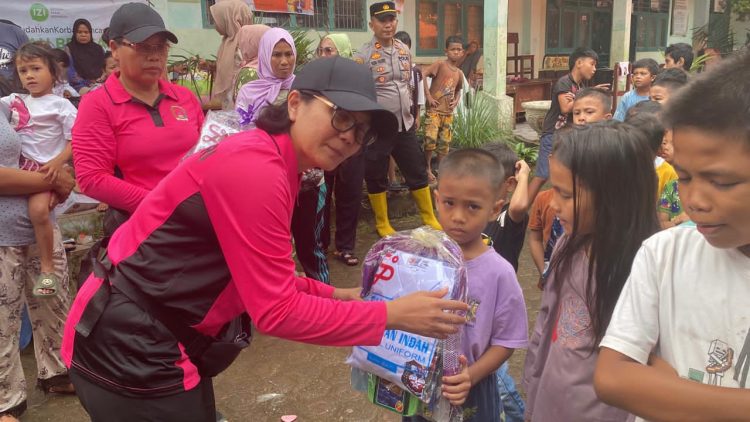 Bantuan Sosial Disalurkan Ketua Bhayangkari Cab Sibolga Kepada Anak-Anak Korban Bencana Alam 