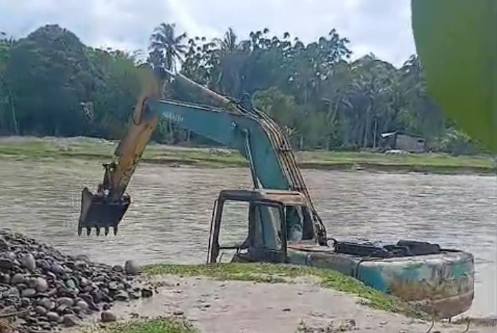 Dua Alat Berat Dikerahkan Menormalisasi Aek Sirahar yang Jebol Dua Alat Berat Dikerahkan Menormalisasi Aek Sirahar yang Jebol