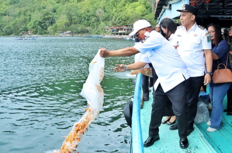 Bantu Peningkatan Hasil Tangkapan Nelayan Tradisional, Pemkab Simalungun Gelar Kegiatan Restocking di Danau Toba Bantu Peningkatan Hasil Tangkapan Nelayan Tradisional, Pemkab Simalungun Gelar Kegiatan Restocking di Danau Toba