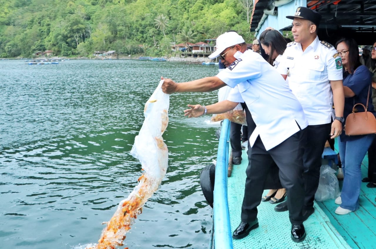Bantu Peningkatan Hasil Tangkapan Nelayan Tradisional, Pemkab Simalungun Gelar Kegiatan Restocking di Danau Toba Bantu Peningkatan Hasil Tangkapan Nelayan Tradisional, Pemkab Simalungun Gelar Kegiatan Restocking di Danau Toba