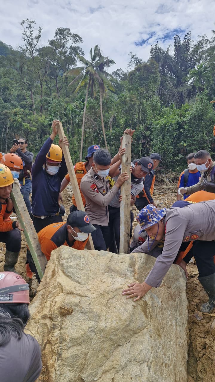 Di Tengah Lumpur dan Air Mata, Brimob Hadir: Tim SAR Batalyon A Bersinergi Berjuang Temukan Korban di Sibolga dan Tapteng