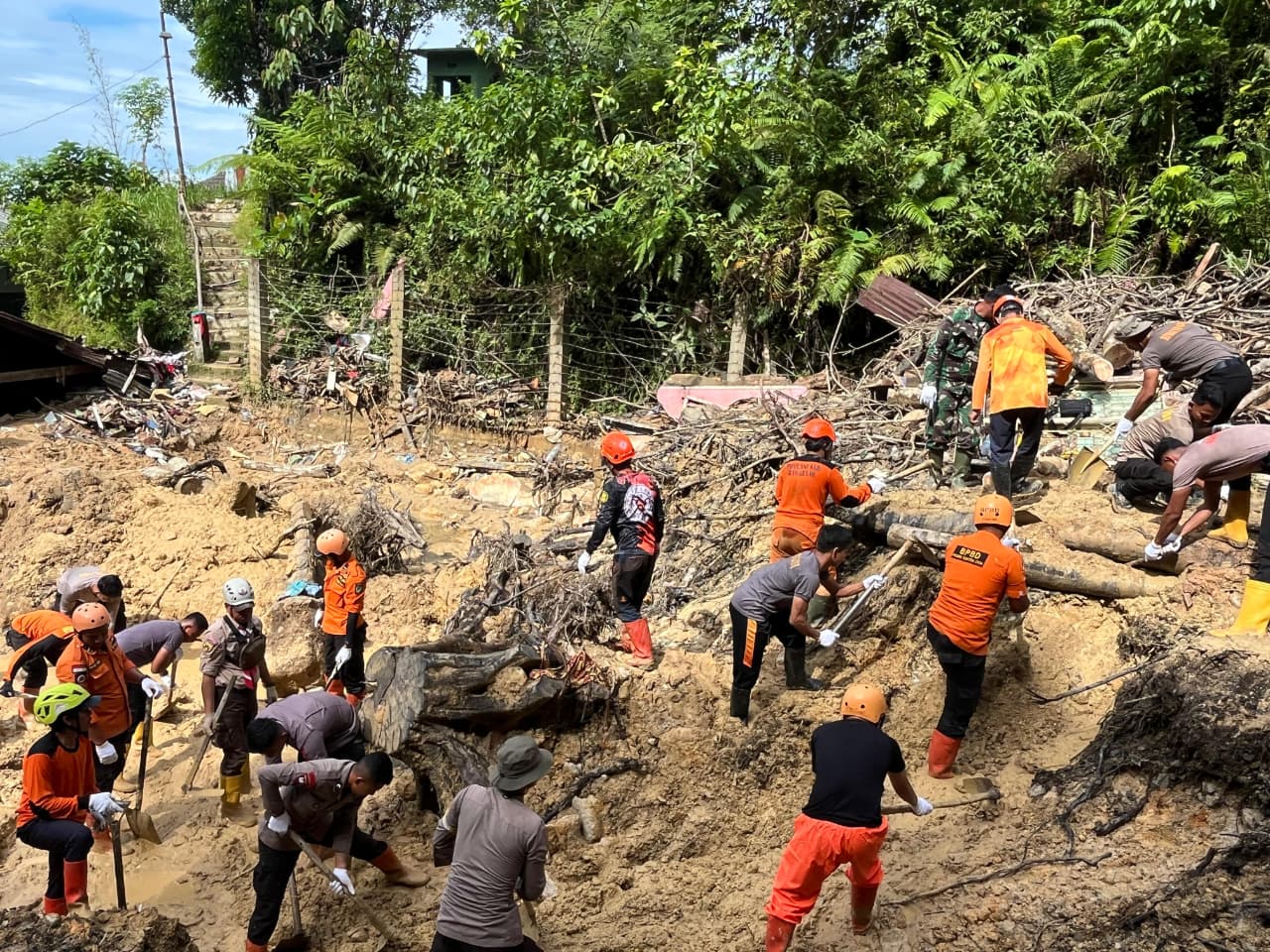Di Tengah Lumpur dan Air Mata, Brimob Hadir: Tim SAR Batalyon A Bersinergi Berjuang Temukan Korban di Sibolga dan Tapteng