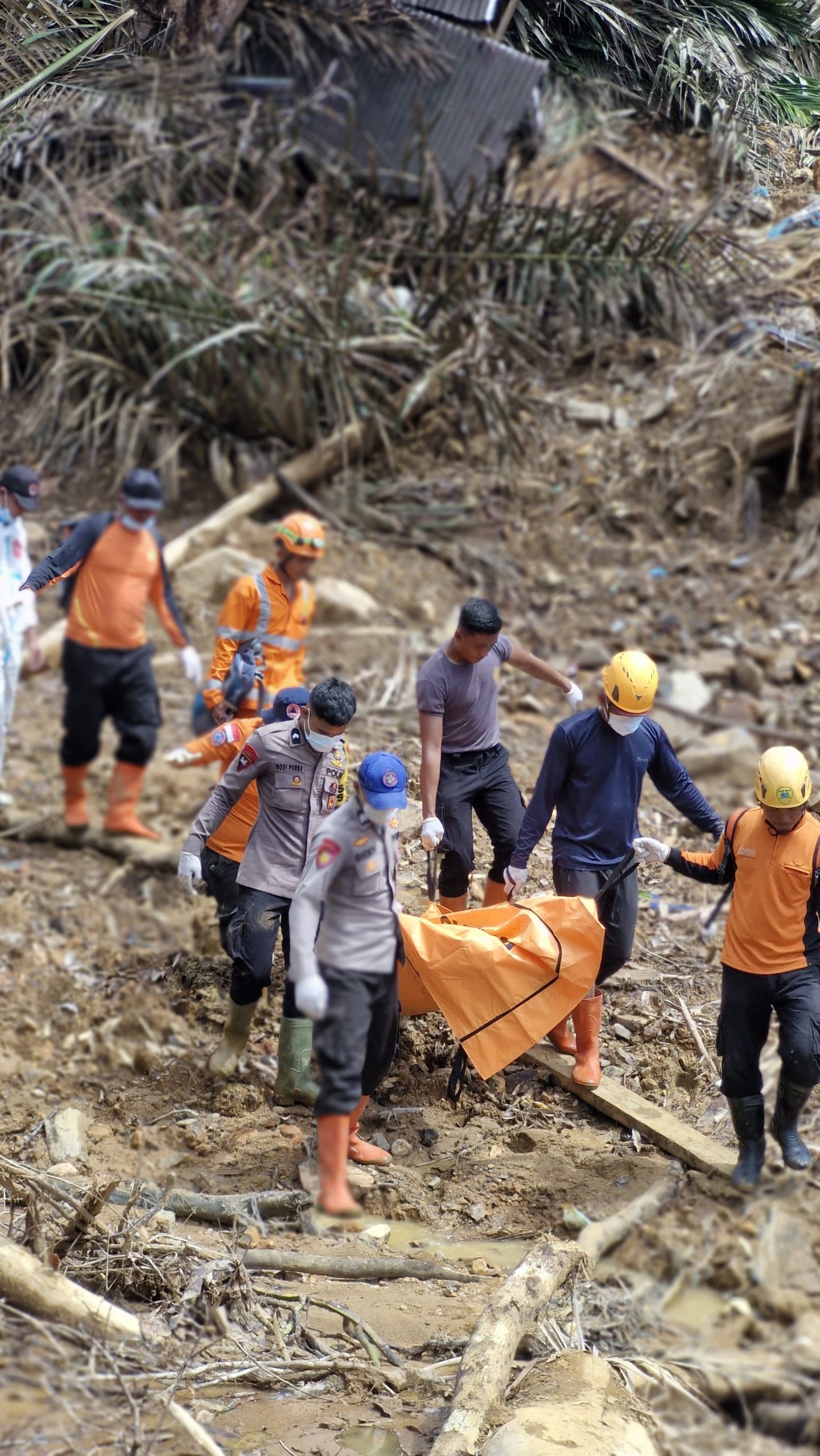 Di Tengah Lumpur dan Air Mata, Brimob Hadir: Tim SAR Batalyon A Bersinergi Berjuang Temukan Korban di Sibolga dan Tapteng