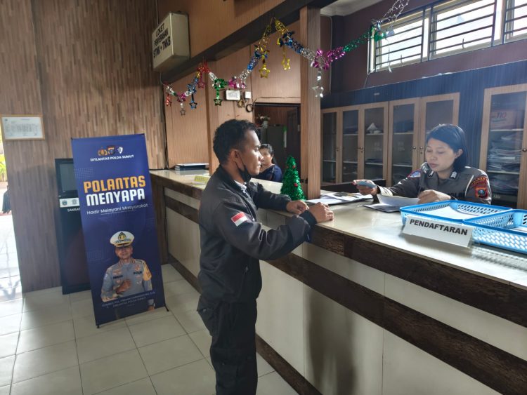 Sat Lantas Polres Taput Laksanakan Polantas Menyapa Dalam Rangka Pengamanan Nataru Sat Lantas Polres Taput Laksanakan Polantas Menyapa Dalam Rangka Pengamanan Nataru