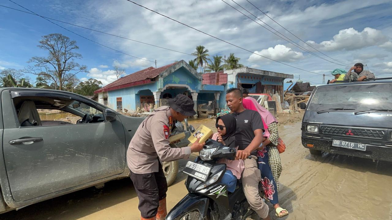 Susu dari Presiden Hadirkan Senyum Anak-anak di Pasar Huta Godang, Brimob Polda Sumut Hadir Tebar Kepedulian Susu dari Presiden Hadirkan Senyum Anak-anak di Pasar Huta Godang, Brimob Polda Sumut Hadir Tebar Kepedulian