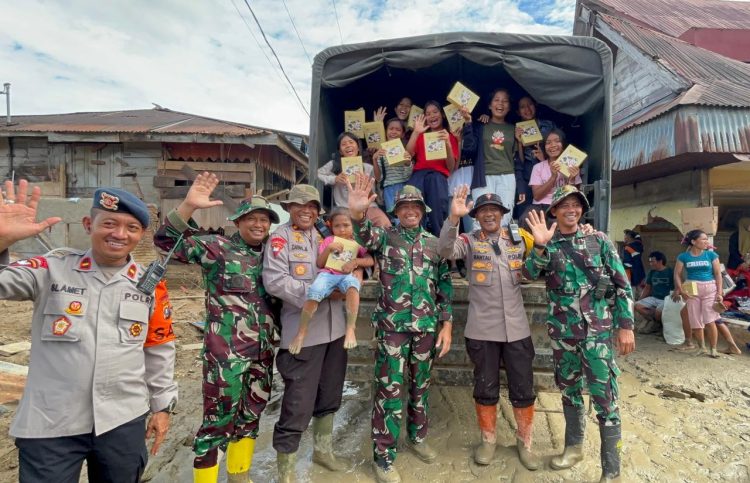 Susu dari Presiden Hadirkan Senyum Anak-anak di Pasar Huta Godang, Brimob Polda Sumut Hadir Tebar Kepedulian Susu dari Presiden Hadirkan Senyum Anak-anak di Pasar Huta Godang, Brimob Polda Sumut Hadir Tebar Kepedulian