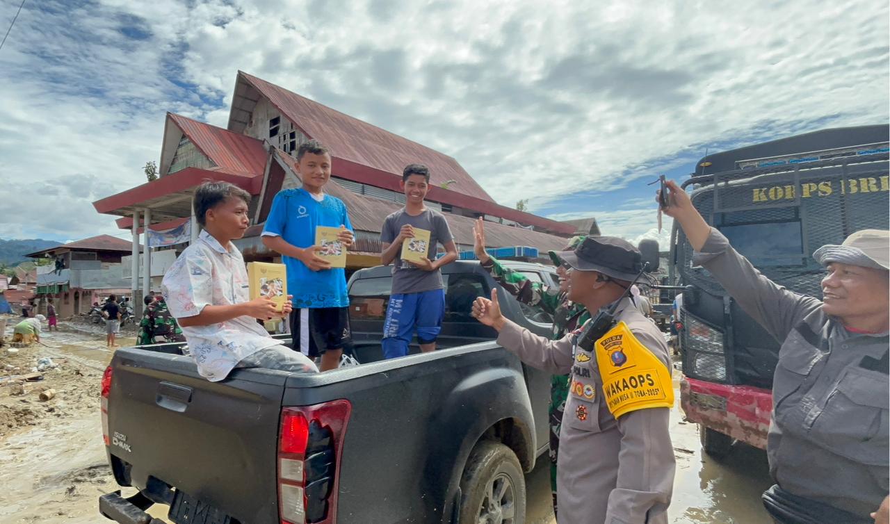 Susu dari Presiden Hadirkan Senyum Anak-anak di Pasar Huta Godang, Brimob Polda Sumut Hadir Tebar Kepedulian Susu dari Presiden Hadirkan Senyum Anak-anak di Pasar Huta Godang, Brimob Polda Sumut Hadir Tebar Kepedulian