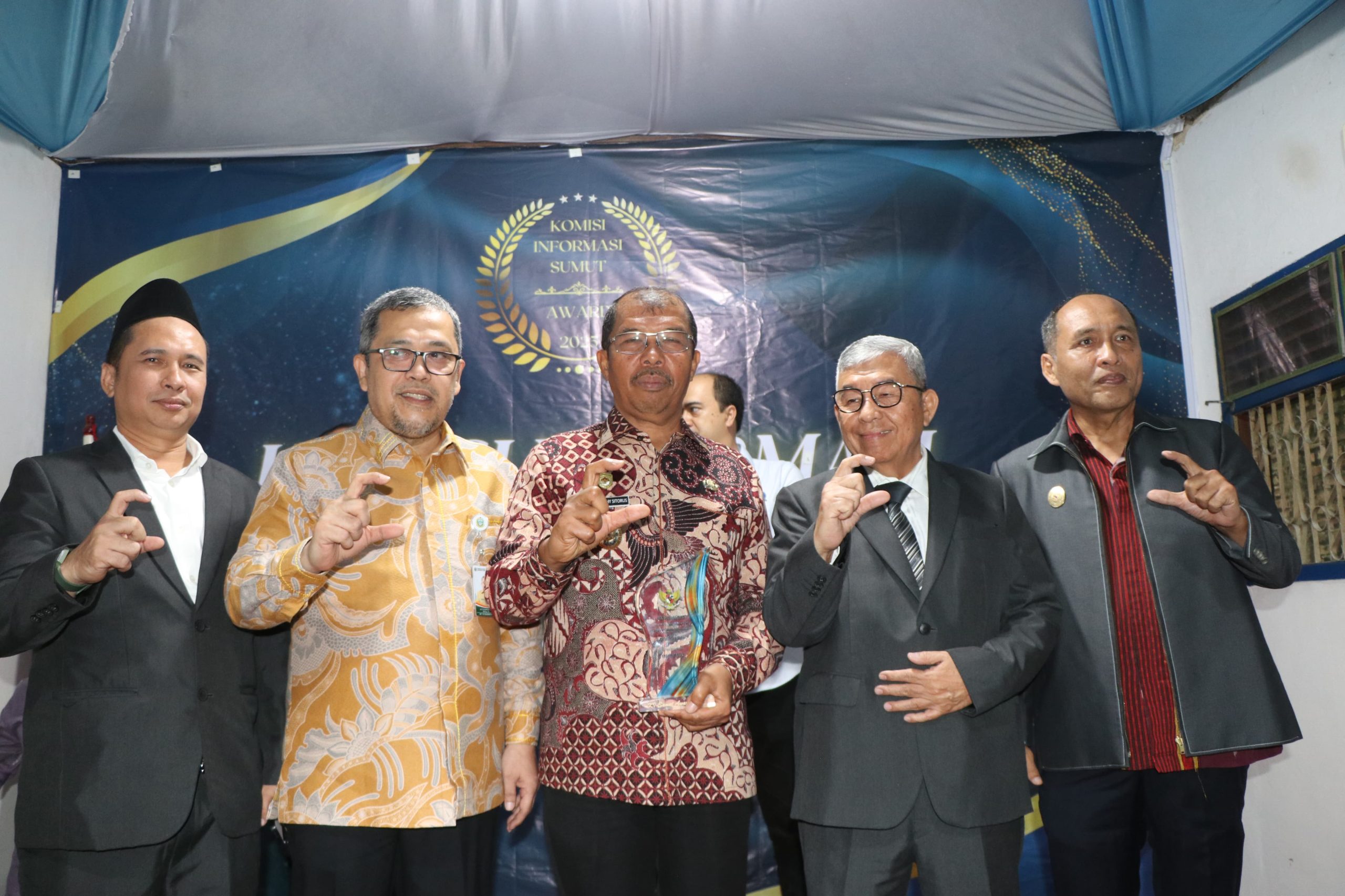 Pemkab Toba Kembali Raih Predikat Badan Publik Informatif dari Komisi Informasi Sumut Award 2025