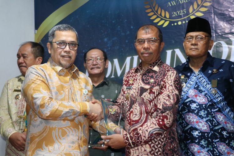 Pemkab Toba Kembali Raih Predikat Badan Publik Informatif dari Komisi Informasi Sumut Award 2025