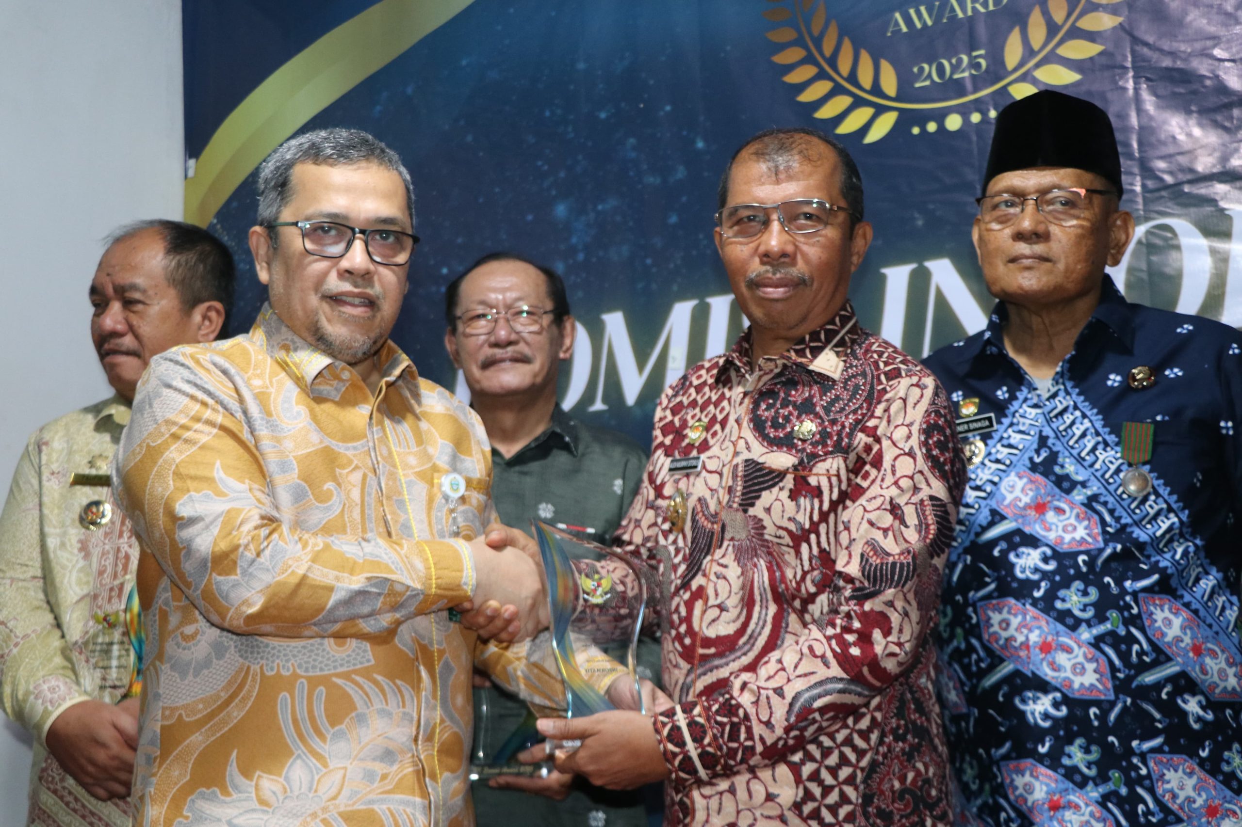 Pemkab Toba Kembali Raih Predikat Badan Publik Informatif dari Komisi Informasi Sumut Award 2025