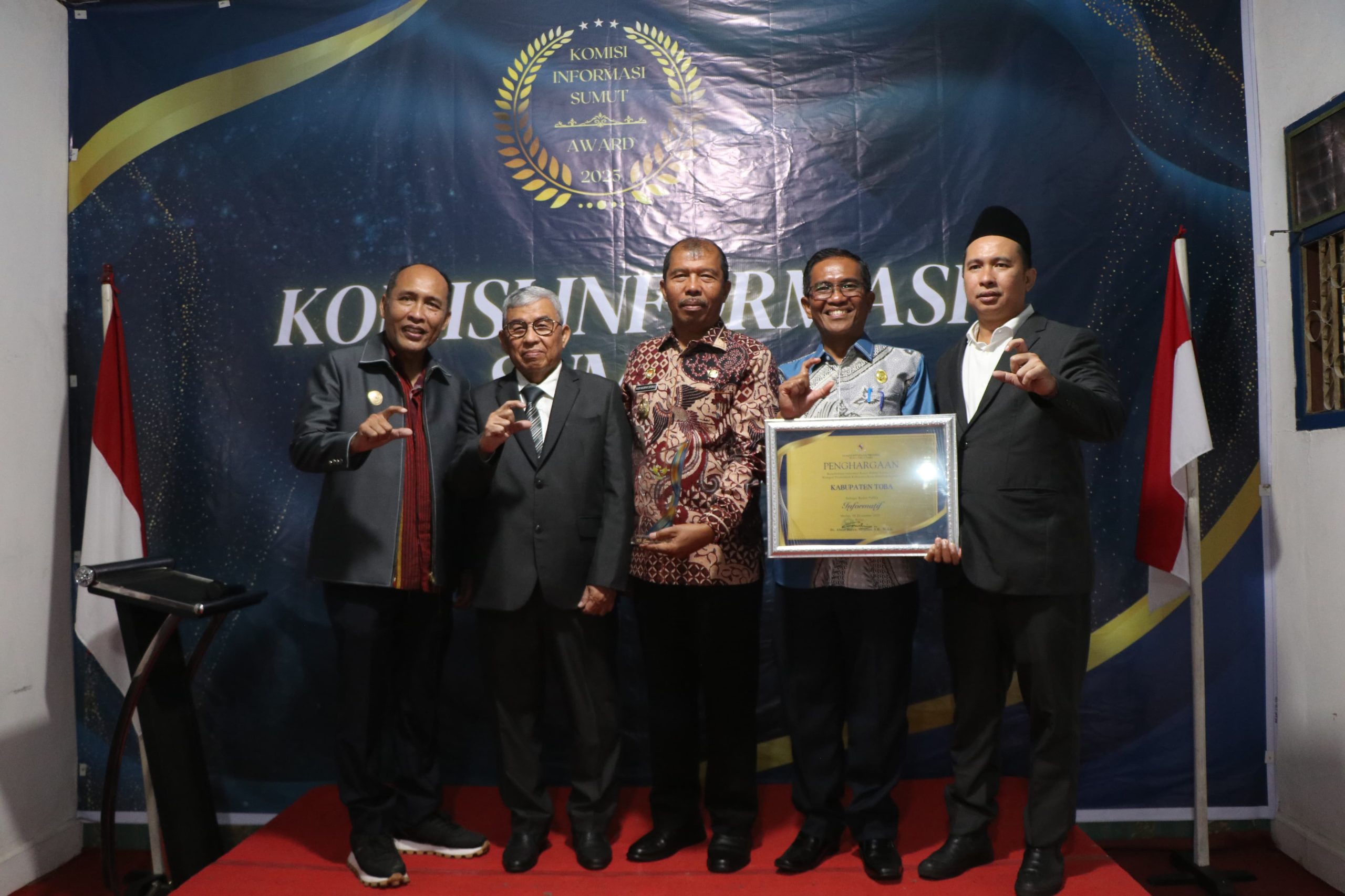 Pemkab Toba Kembali Raih Predikat Badan Publik Informatif dari Komisi Informasi Sumut Award 2025