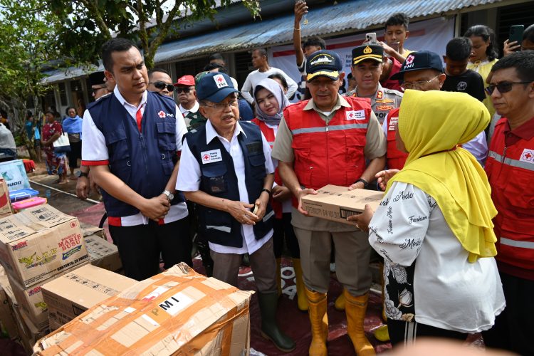 Ketua Umum PMI Jusuf Kalla Serahkan Bantuan untuk Korban Bencana Alam Ketua Umum PMI Jusuf Kalla Serahkan Bantuan untuk Korban Bencana Alam