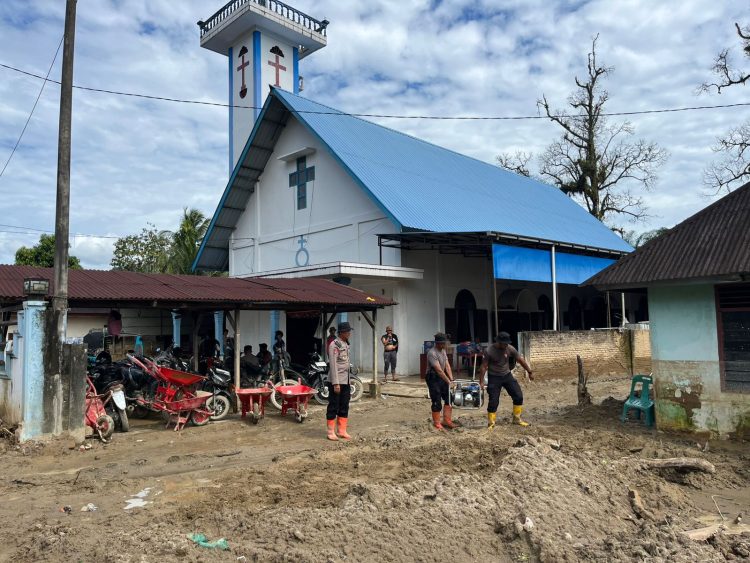 Natal di Tengah Pemulihan, Brimob dan TNI Hadir Untuk Warga Tapanuli Selatan Natal di Tengah Pemulihan, Brimob dan TNI Hadir Untuk Warga Tapanuli Selatan