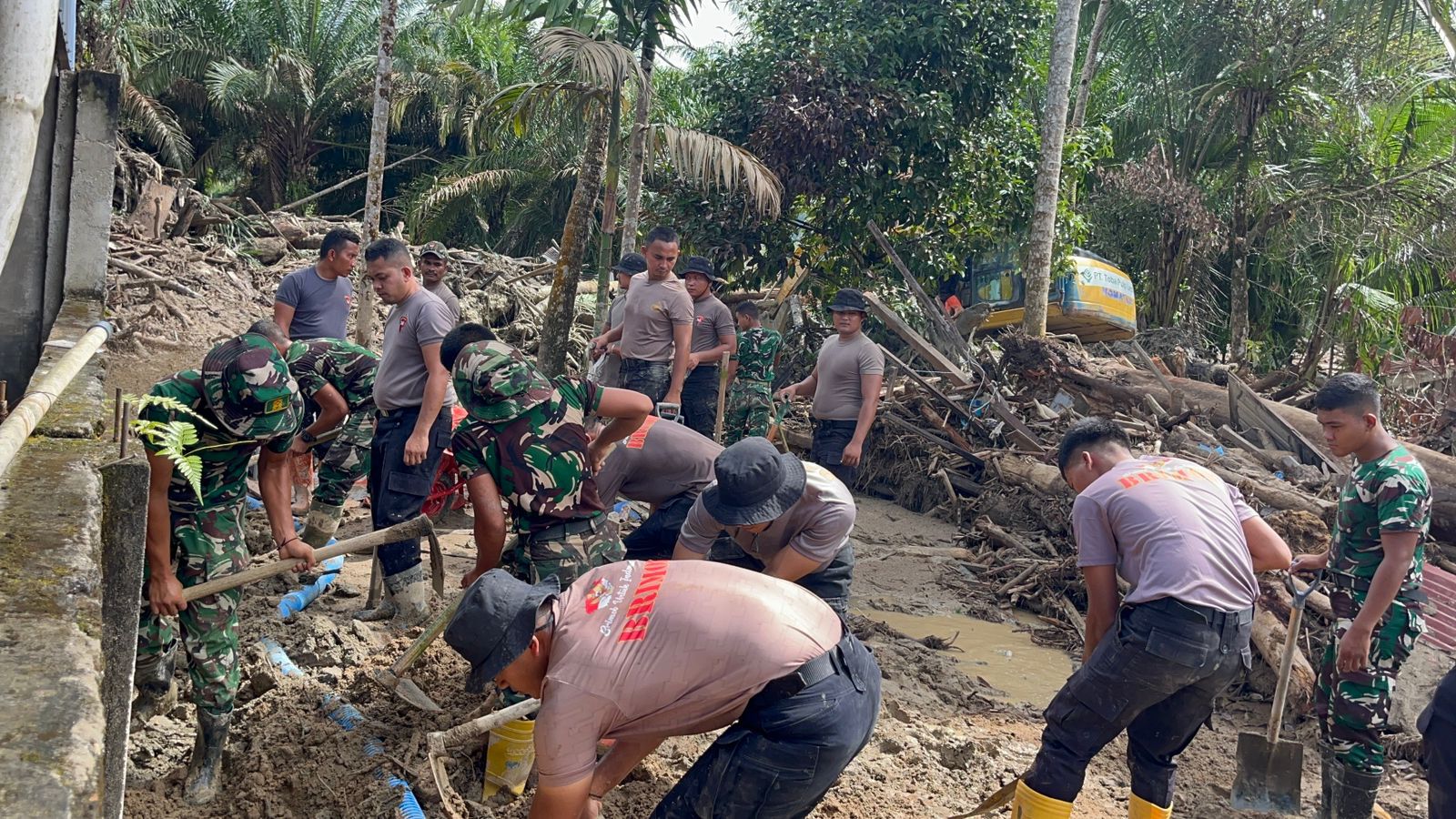 Natal di Tengah Pemulihan, Brimob dan TNI Hadir Untuk Warga Tapanuli Selatan Natal di Tengah Pemulihan, Brimob dan TNI Hadir Untuk Warga Tapanuli Selatan