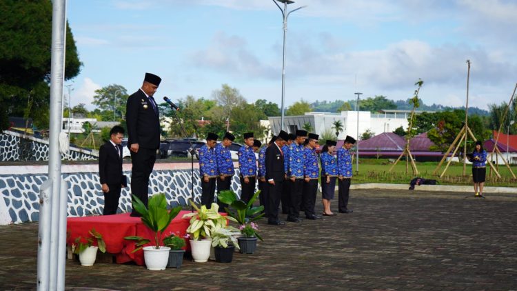 Bupati Toba Bacakan Amanat Presiden RI pada Peringatan Hari Bela Negara Di Halaman Kantor Bupati Bupati Toba Bacakan Amanat Presiden RI pada Peringatan Hari Bela Negara Di Halaman Kantor Bupati