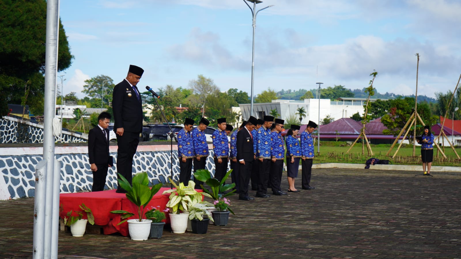 Bupati Toba Bacakan Amanat Presiden RI pada Peringatan Hari Bela Negara Di Halaman Kantor Bupati