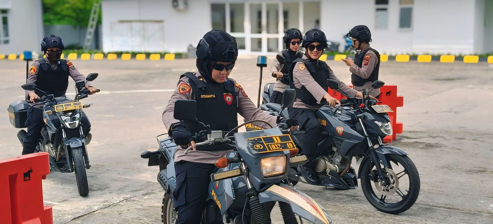 Srikandi Polwan Polres Pematangsiantar Patroli Dialogis di Terminal Tanjung Pinggir, Berikan Rasa Aman dan Nyaman Srikandi Polwan Polres Pematangsiantar Patroli Dialogis di Terminal Tanjung Pinggir, Berikan Rasa Aman dan Nyaman