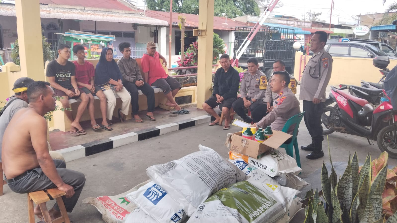Polsek Siantar Barat Distribusikan Bantuan Pertanian kepada Warga Petani Binaan Polsek Siantar Barat Distribusikan Bantuan Pertanian kepada Warga Petani Binaan