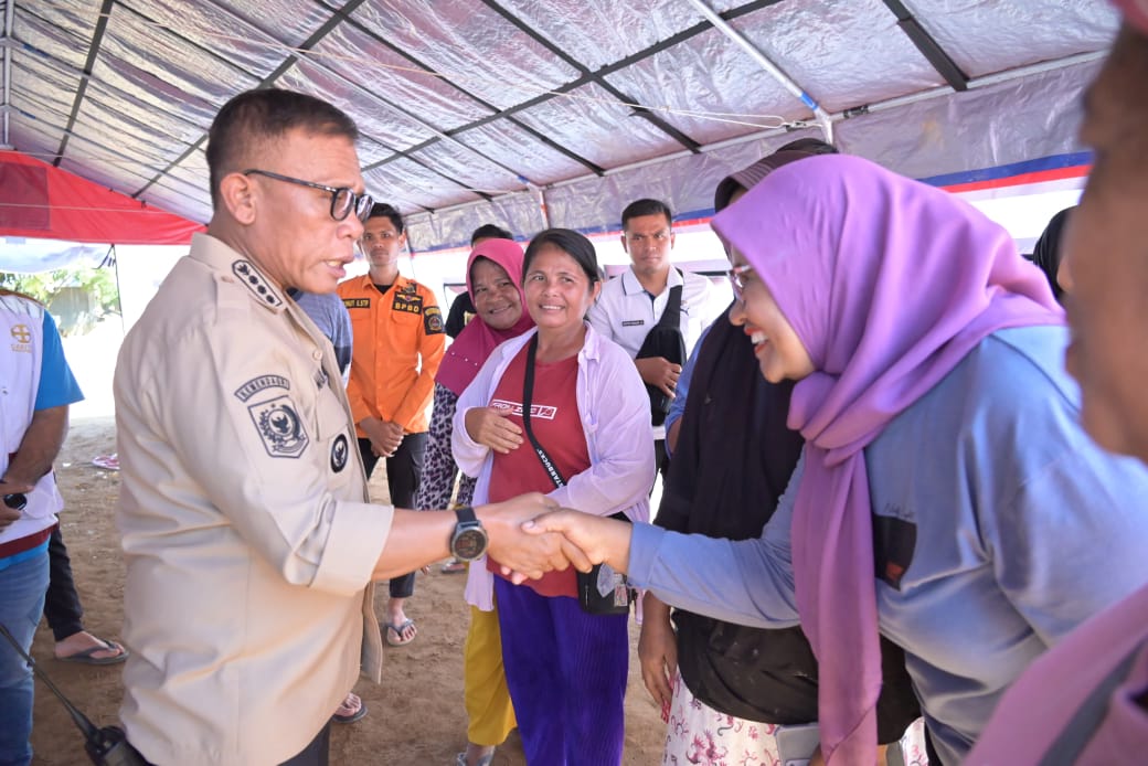 Bupati Tapteng Kunjungi Pengungsian Kebun Pisang, Negara Hadir untuk Warga Terdampak Banjir