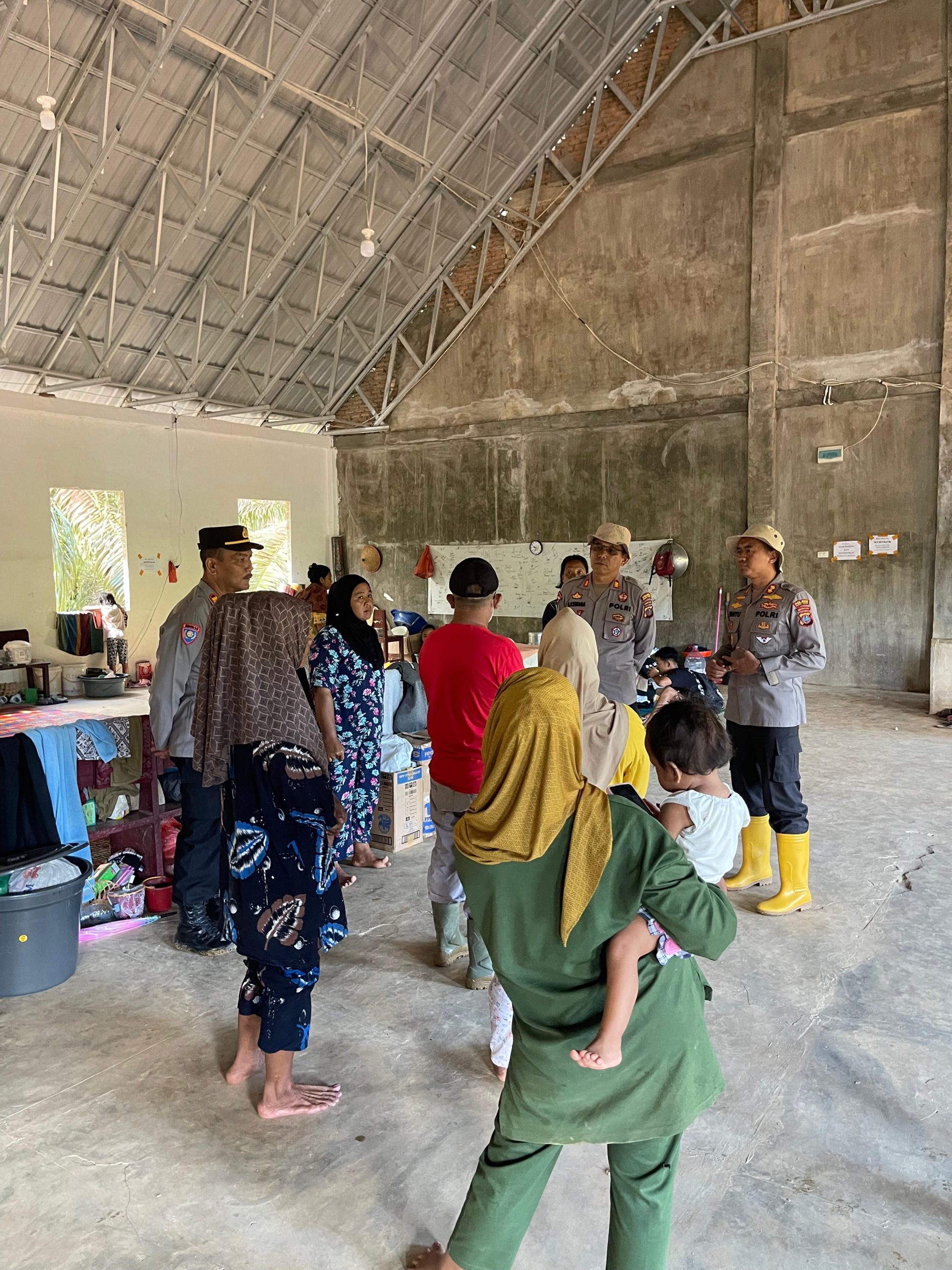 Warga Lopian Korban Banjir Bertempat Tinggal Sementara Dalam Gereja GPDI Pelita