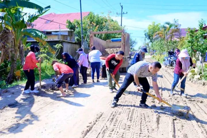 Bupati Tapteng Kerahkan ASN Gotong Royong Bersihkan Rumah Warga Terdampak Banjir