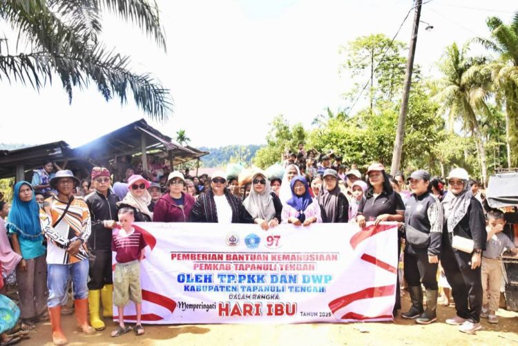 Peringati Hari Ibu, TP PKK Tapteng Berbagi Kebahagiaan dengan Warga Parjalihotan Baru