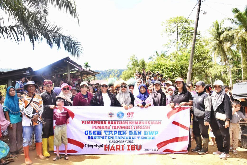 Peringati Hari Ibu, TP PKK Tapteng Berbagi Kebahagiaan dengan Warga Parjalihotan Baru