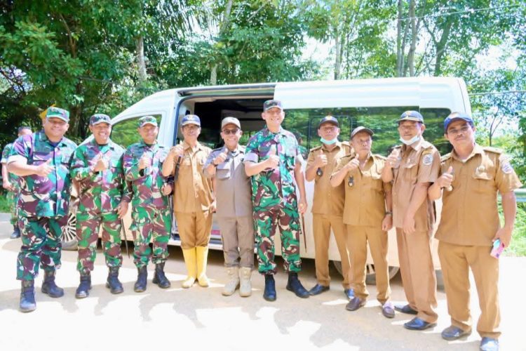 Pangdam I/BB Bersama Bupati Tapteng Tinjau Jalan Sibolga - Tarutung KM 8 Desa Simaninggir Pangdam I/BB Bersama Bupati Tapteng Tinjau Jalan Sibolga - Tarutung KM 8 Desa Simaninggir