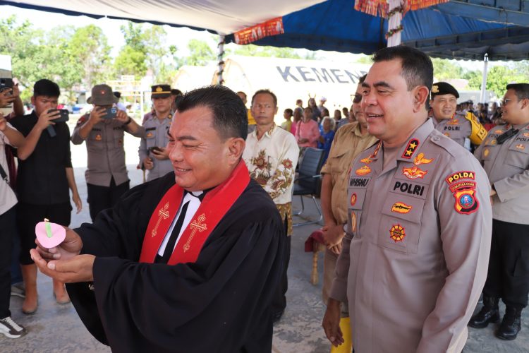 Kapolda Sumut Rayakan Natal Bersama Pengungsi di Tukka Tapanuli Tengah Kapolda Sumut Rayakan Natal Bersama Pengungsi di Tukka Tapanuli Tengah
