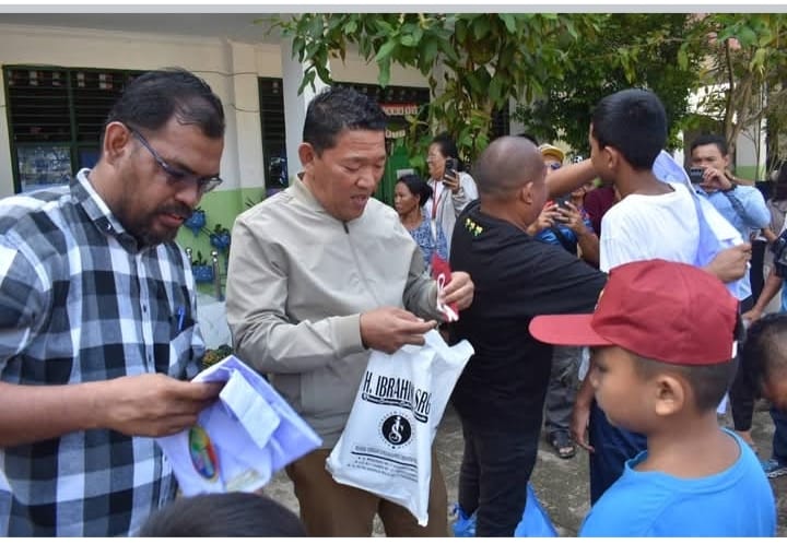 Serahkan 2.475 Paket Bantuan Sekolah, Wakil Wali Kota Sibolga Motivasi Siswa untuk Tetap Semangat Belajar dan Raih Cita-Cita