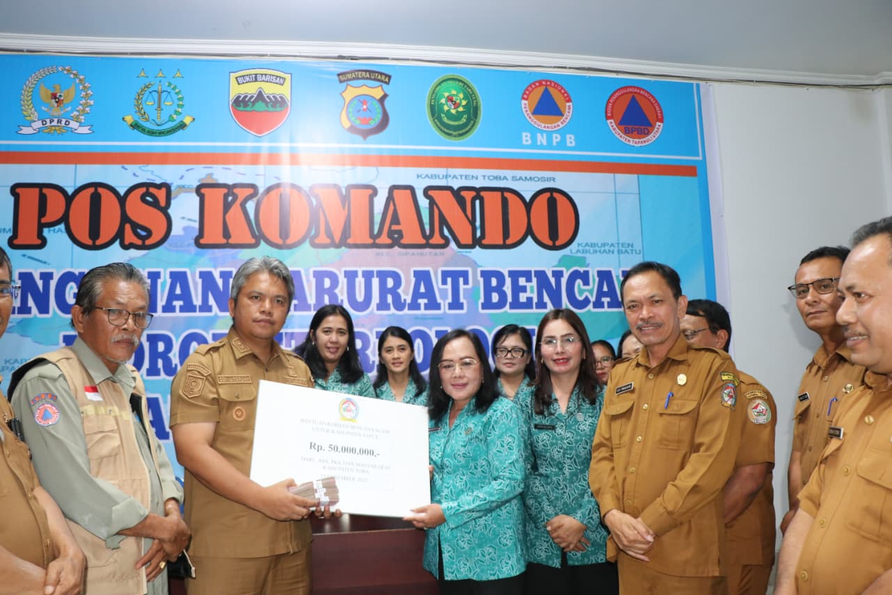 Pemkab Toba Salurkan Bantuan Bencana ke Kabupaten Tapanuli Utara Pemkab Toba Salurkan Bantuan Bencana ke Kabupaten Tapanuli Utara