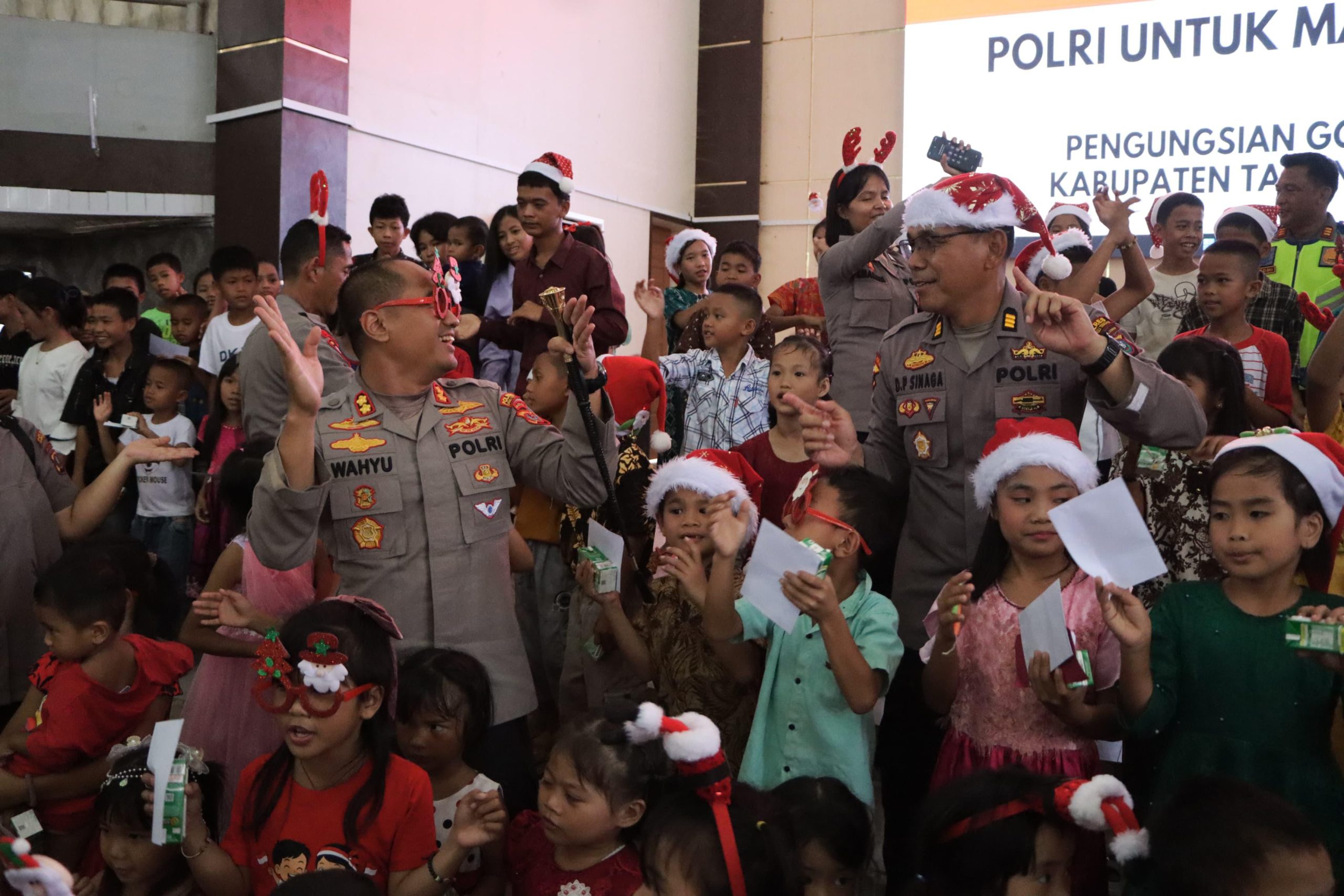 Hadirkan Senyum di Pengungsian, Polres Tapanuli Tengah Rayakan Natal Bersama Korban Bencana Alam di GOR Pandan