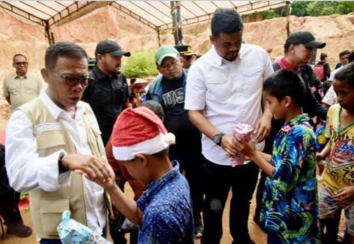 Gubsu dan Bupati Tapteng Berikan Kado Natal di Pengungsian Hutanabolon
