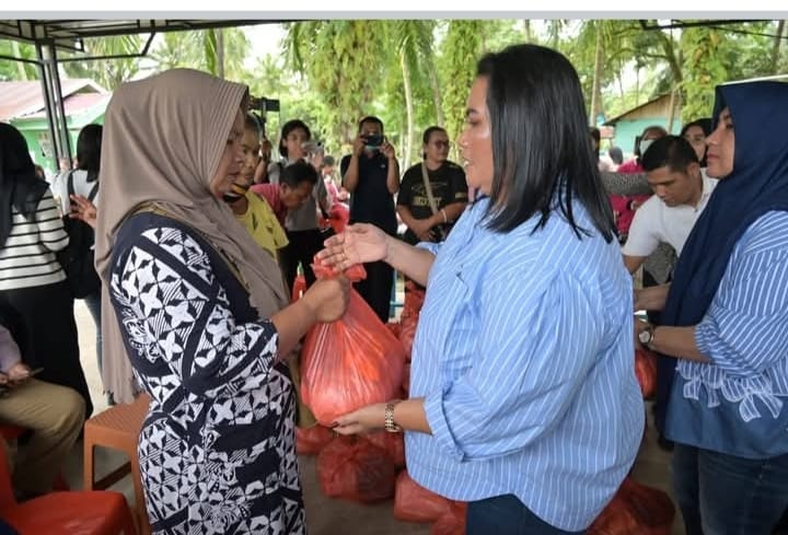 Ketua TP PKK Tapteng Bagikan Paket Sembako untuk Masyarakat Andam Dewi