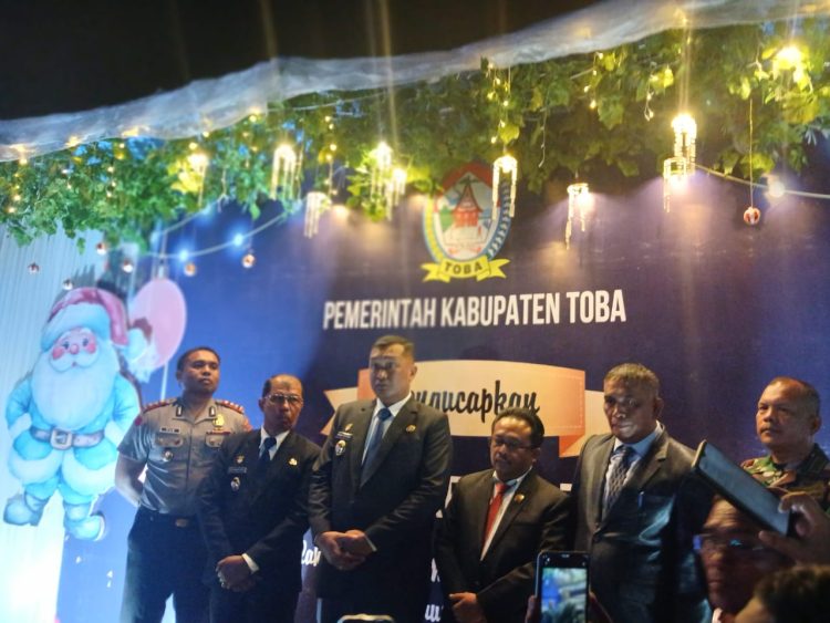 Pemkab Toba Gelar Natal Oikumene, Bupati Toba: Jadikan Keluarga Sebagai Cermin Kasih Allah di Dunia dan Ajak Perkuat Kepedulian serta Solidaritas Terhadap Korban Bencana Alam Pemkab Toba Gelar Natal Oikumene, Bupati Toba: Jadikan Keluarga Sebagai Cermin Kasih Allah di Dunia dan Ajak Perkuat Kepedulian serta Solidaritas Terhadap Korban Bencana Alam