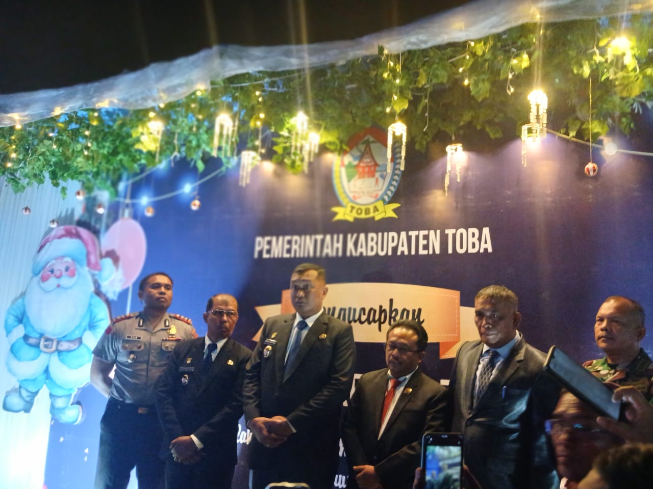 Pemkab Toba Gelar Natal Oikumene, Bupati Toba: Jadikan Keluarga Sebagai Cermin Kasih Allah di Dunia dan Ajak Perkuat Kepedulian serta Solidaritas Terhadap Korban Bencana Alam Pemkab Toba Gelar Natal Oikumene, Bupati Toba: Jadikan Keluarga Sebagai Cermin Kasih Allah di Dunia dan Ajak Perkuat Kepedulian serta Solidaritas Terhadap Korban Bencana Alam