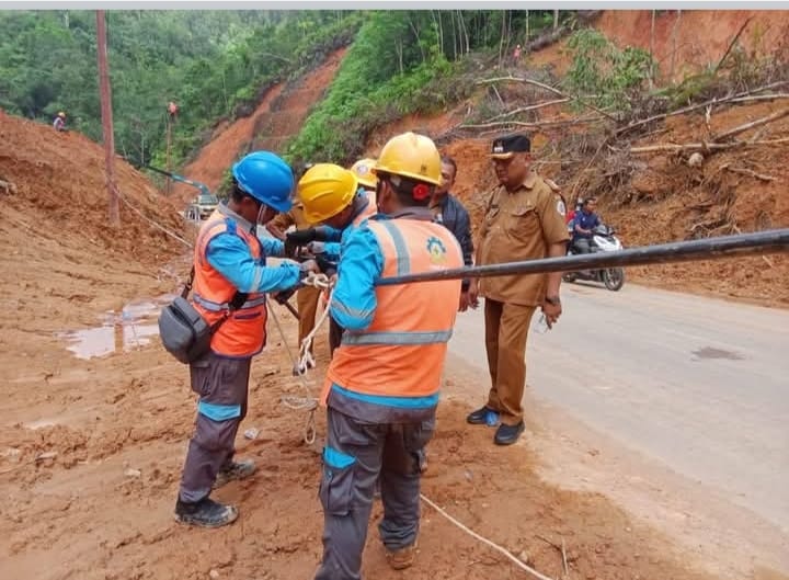 Pemerintah Kecamatan Tapian Nauli Bersama PT. PLN (Persero) UP3 Sibolga Lakukan Perbaikan Jaringan Listrik