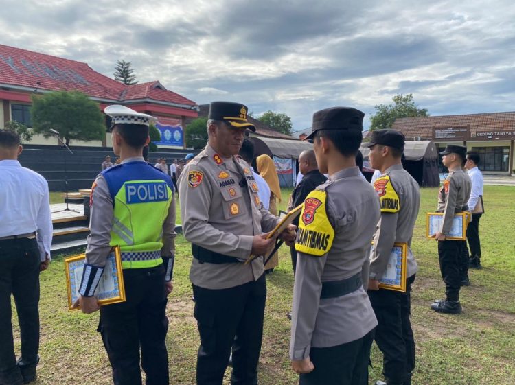 Kapolres Way Kanan Beri Penghargaan Personel Berprestasi dan Warga Berdedikasi