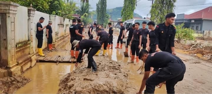 Bersama Masyarakat, Personel Brimob dan Polsek Pandan Bersihkan Drainase Pascabanjir di Tukka