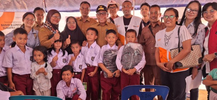 Bupati Tapteng Beri Bantuan Peralatan Sekolah di Sekolah Darurat di Posko Pengungsian Kebun Pisang Bupati Tapteng Beri Bantuan Peralatan Sekolah di Sekolah Darurat di Posko Pengungsian Kebun Pisang