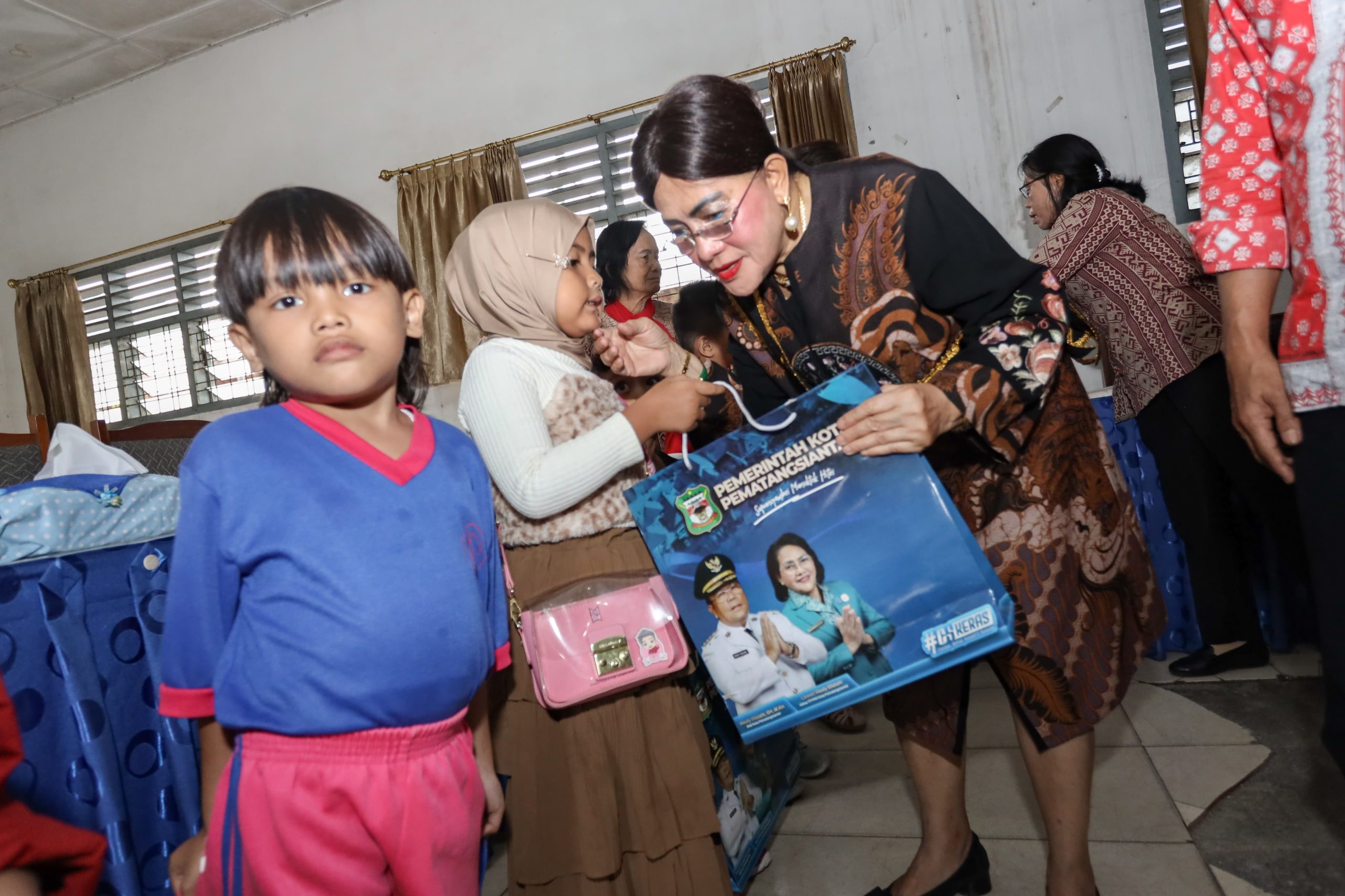 Ketua Penyelenggaran PAUD SAB Kota Pematangsiantar Ny Liswati Wesly Silalahi Menyerahkan Secara Simbolis Seragam & Pakaian Olahraga Kepada Murid PAUD SAB