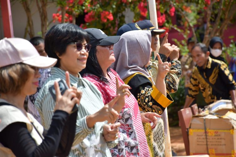 Ketua TP PKK Tapteng bersama Donatur Sarma Hutajulu Bagikan 582 Paket Peralatan Sekolah Ketua TP PKK Tapteng bersama Donatur Sarma Hutajulu Bagikan 582 Paket Peralatan Sekolah
