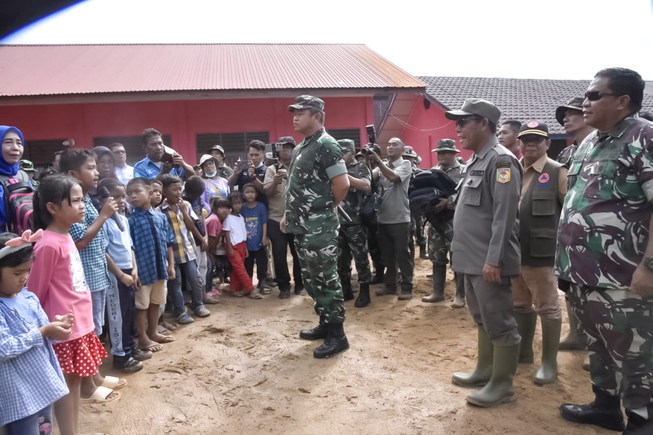 Kasad Didampingi Bupati Tapteng Kunjungi Posko Pengungsian dan Sekolah Darurat Kasad Didampingi Bupati Tapteng Kunjungi Posko Pengungsian dan Sekolah Darurat