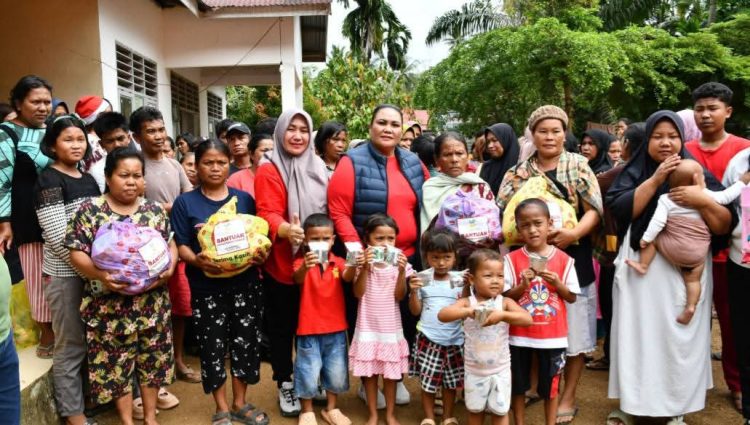 Ketua TP PKK Tapteng Bagikan 300 Paket Sembako Bantuan Dari Kemensos dan PPDB Se-Jabodetabek Ketua TP PKK Tapteng Bagikan 300 Paket Sembako Bantuan Dari Kemensos dan PPDB Se-Jabodetabek