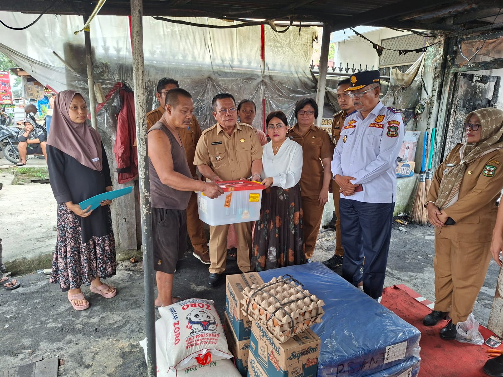 Wali Kota Pematangsiantar Wesly Silalahi Didampingi Ketua TP PKK Memberikan Bantuan Bagi Korban Kebakaran 