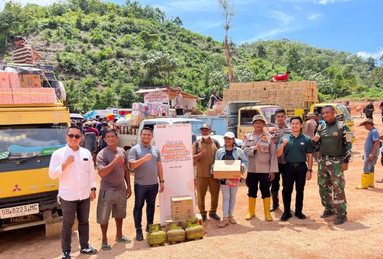 Brimob Polda Sumut Kawal dan Turun Langsung Salurkan Bantuan Sembako Kemensos untuk Warga Tukka, Sibolga