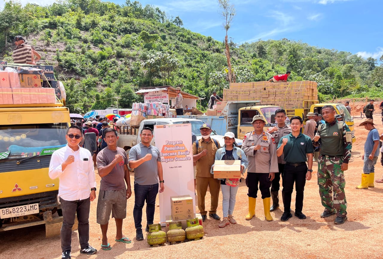 Brimob Polda Sumut Kawal dan Turun Langsung Salurkan Bantuan Sembako Kemensos untuk Warga Tukka, Sibolga
