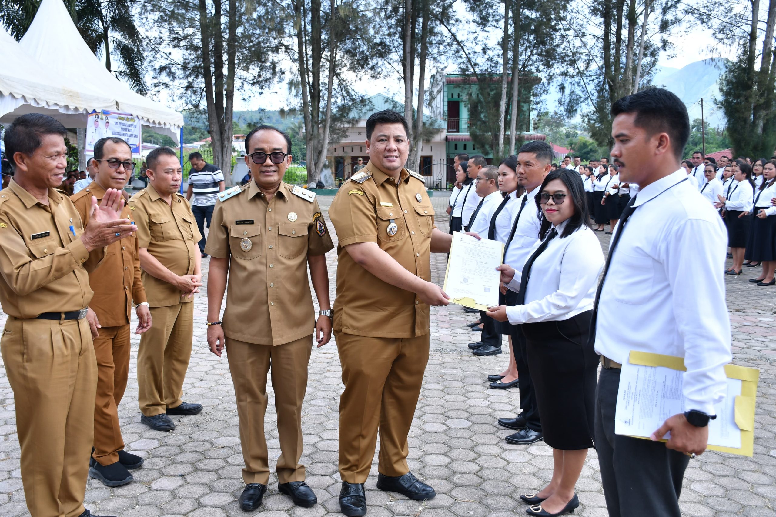 Bupati Samosir Serahkan 803 SK PPPK Paruh Waktu, Vandiko: Ini Era Baru Pengabdian Bupati Samosir Serahkan 803 SK PPPK Paruh Waktu, Vandiko: Ini Era Baru Pengabdian